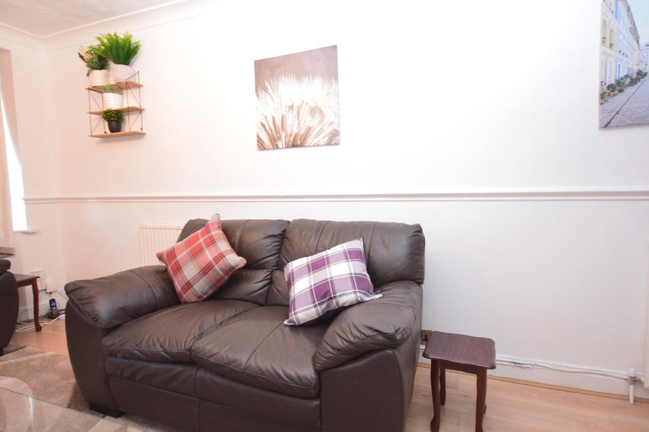 London Luxury 5 Bedroom House 2 Min Walk To The Tube Station Dagenham Extérieur photo