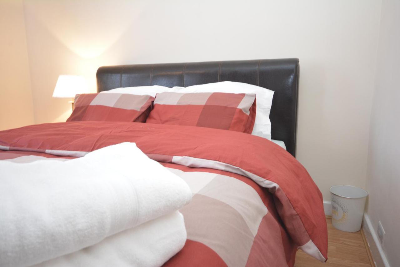London Luxury 5 Bedroom House 2 Min Walk To The Tube Station Dagenham Extérieur photo