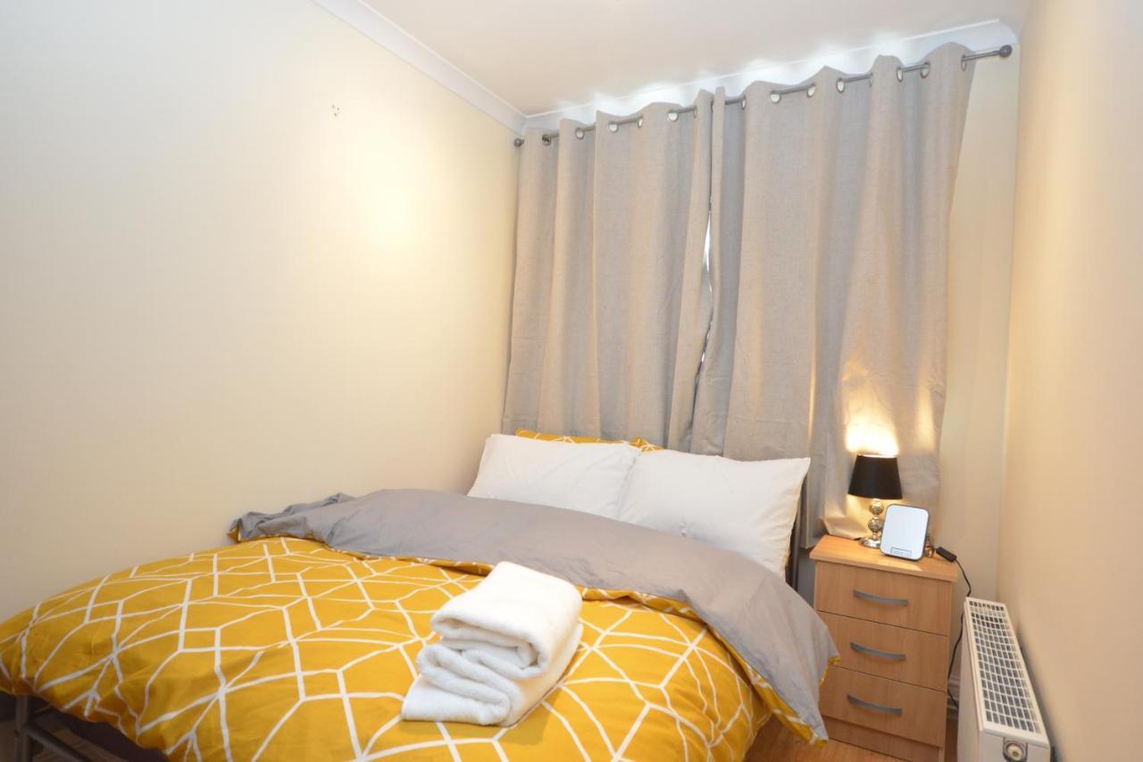 London Luxury 5 Bedroom House 2 Min Walk To The Tube Station Dagenham Extérieur photo