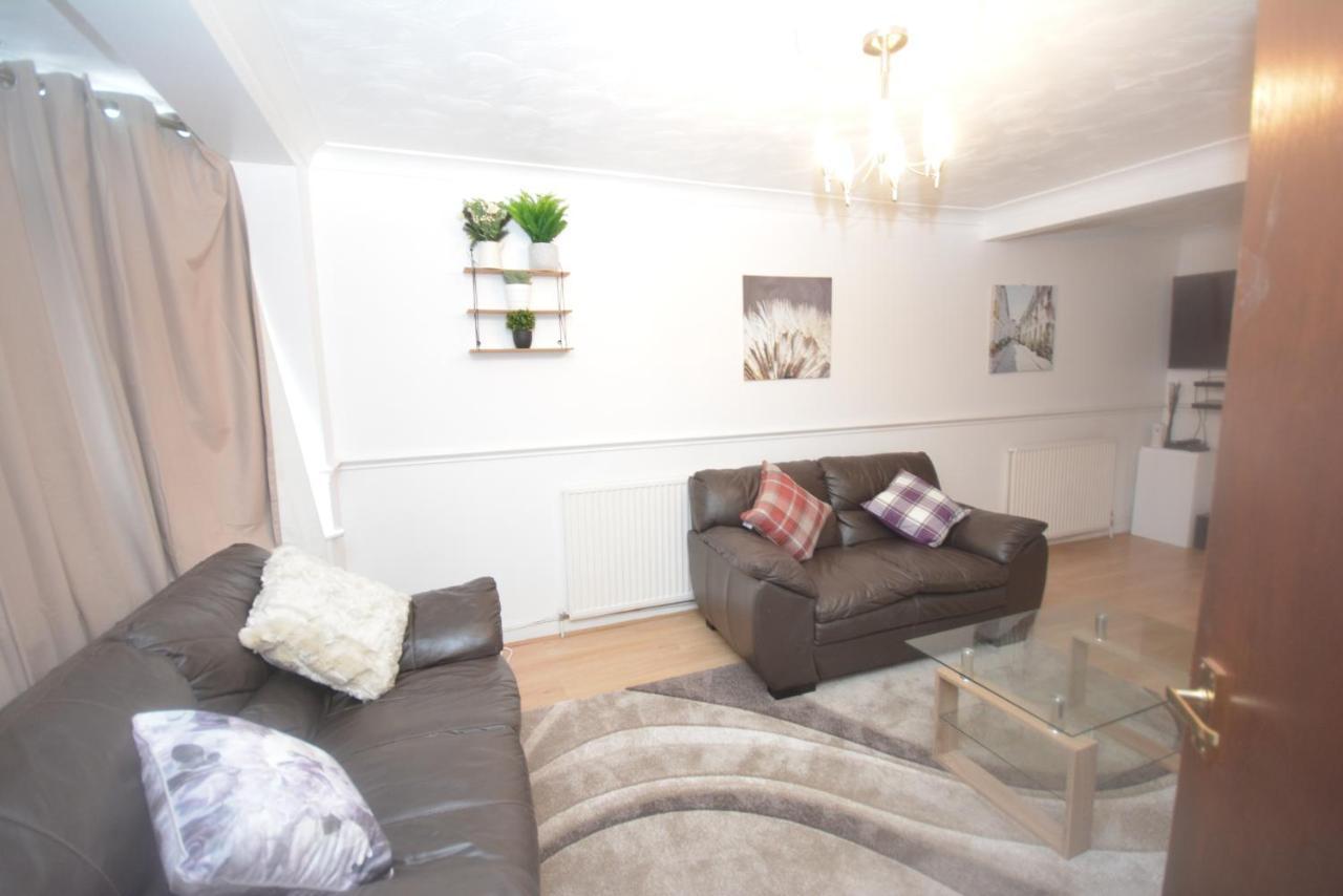 London Luxury 5 Bedroom House 2 Min Walk To The Tube Station Dagenham Extérieur photo
