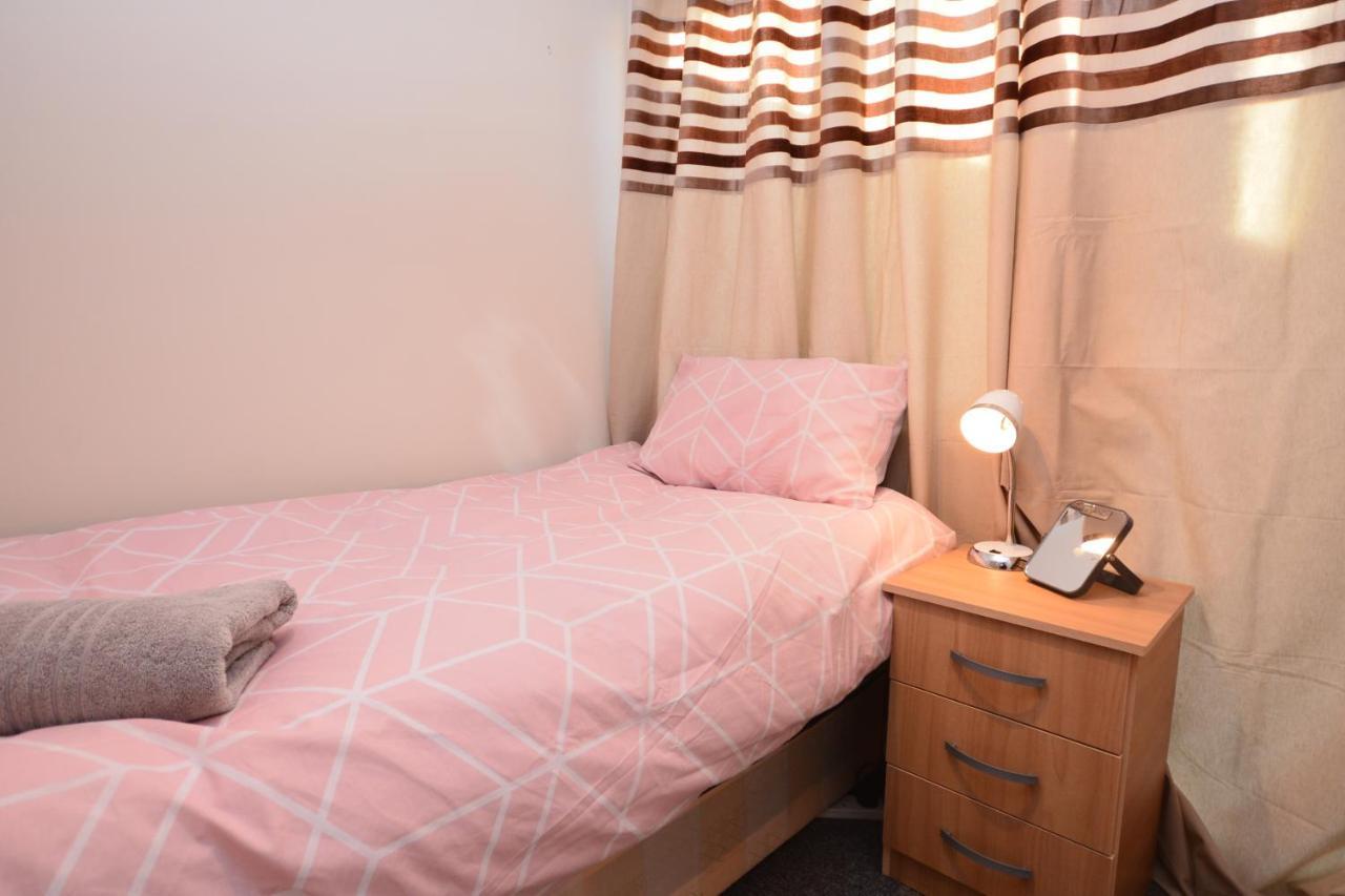 London Luxury 5 Bedroom House 2 Min Walk To The Tube Station Dagenham Extérieur photo