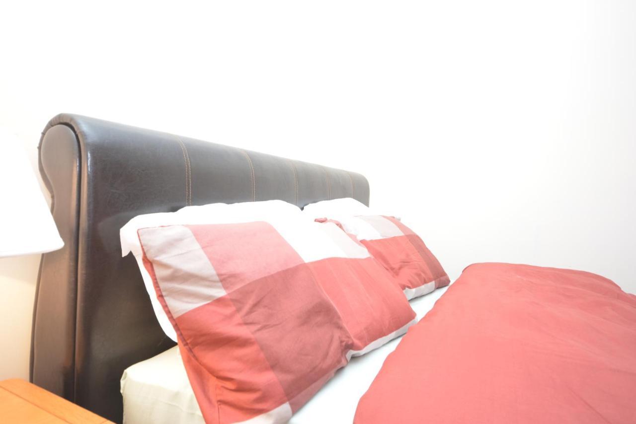 London Luxury 5 Bedroom House 2 Min Walk To The Tube Station Dagenham Extérieur photo