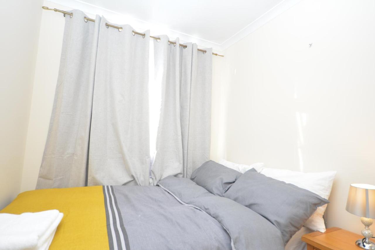 London Luxury 5 Bedroom House 2 Min Walk To The Tube Station Dagenham Extérieur photo