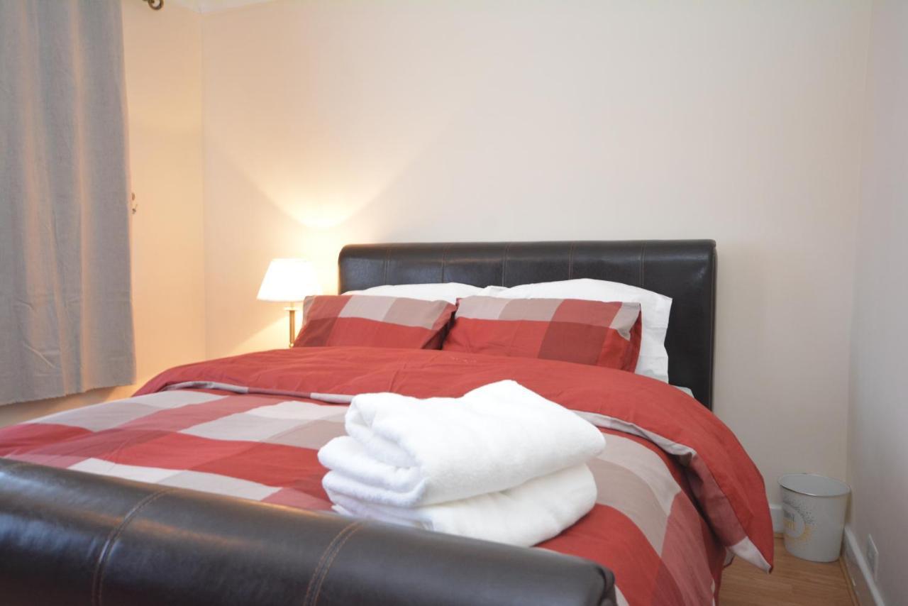 London Luxury 5 Bedroom House 2 Min Walk To The Tube Station Dagenham Extérieur photo