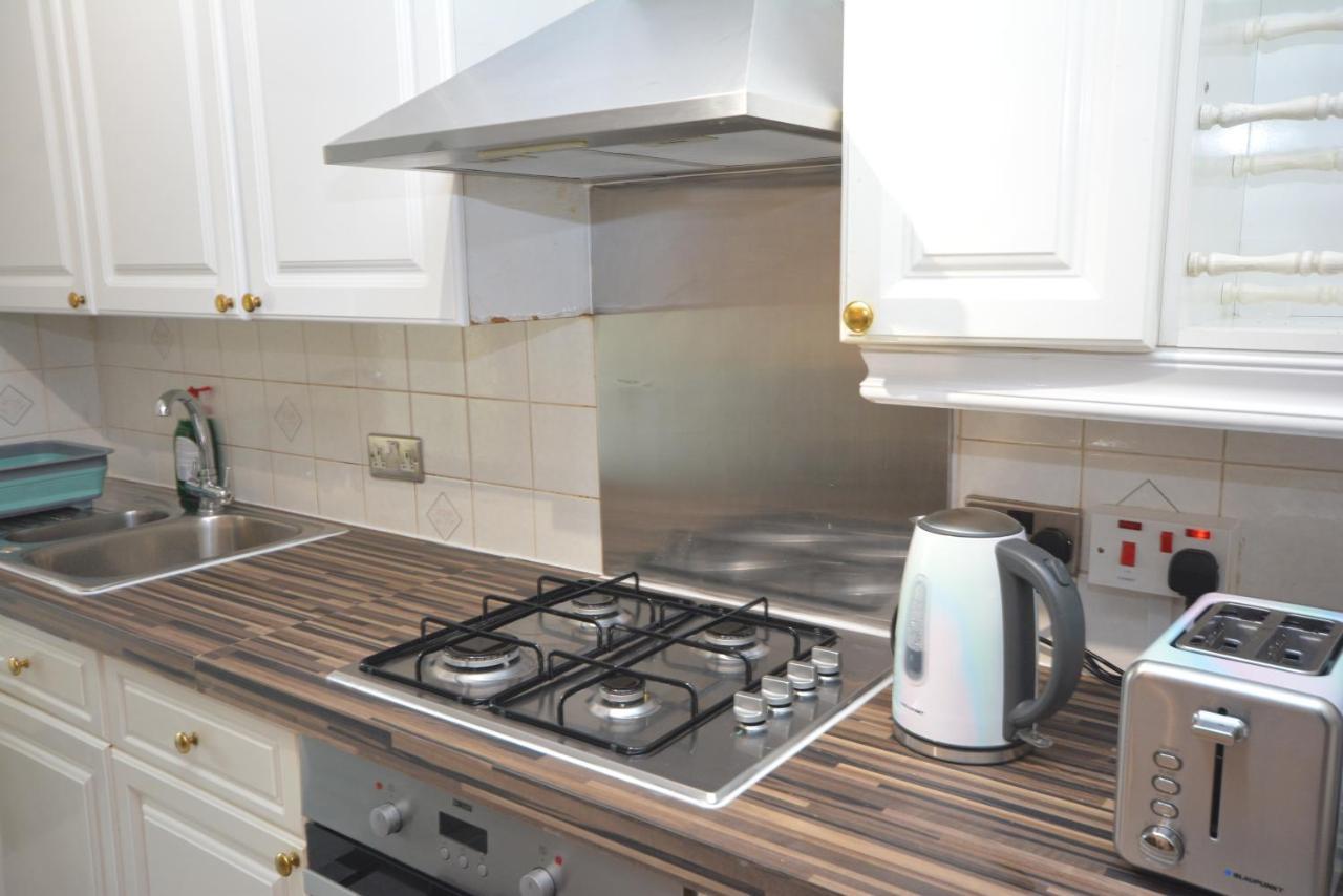 London Luxury 5 Bedroom House 2 Min Walk To The Tube Station Dagenham Extérieur photo