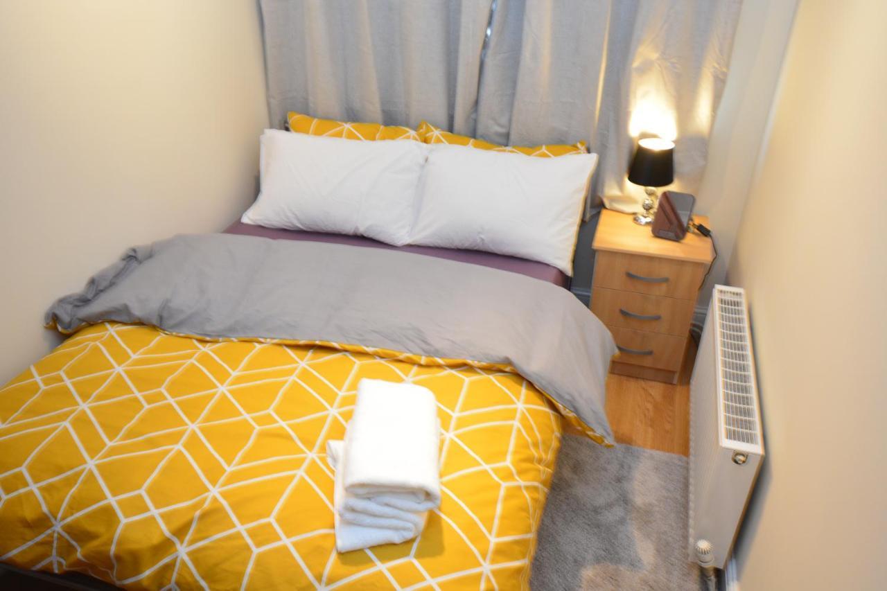 London Luxury 5 Bedroom House 2 Min Walk To The Tube Station Dagenham Extérieur photo