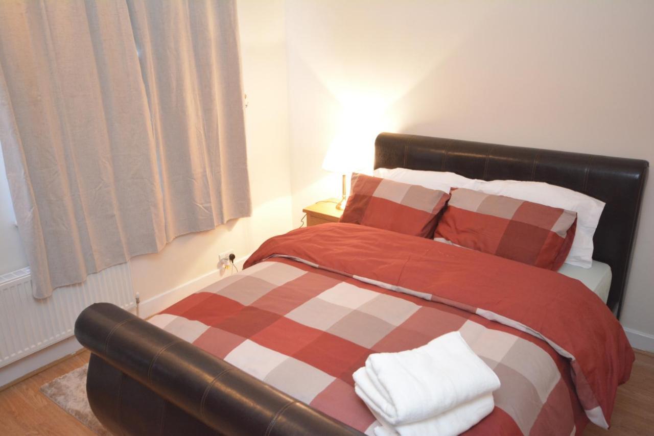 London Luxury 5 Bedroom House 2 Min Walk To The Tube Station Dagenham Extérieur photo
