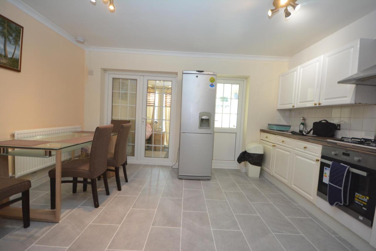 London Luxury 5 Bedroom House 2 Min Walk To The Tube Station Dagenham Extérieur photo