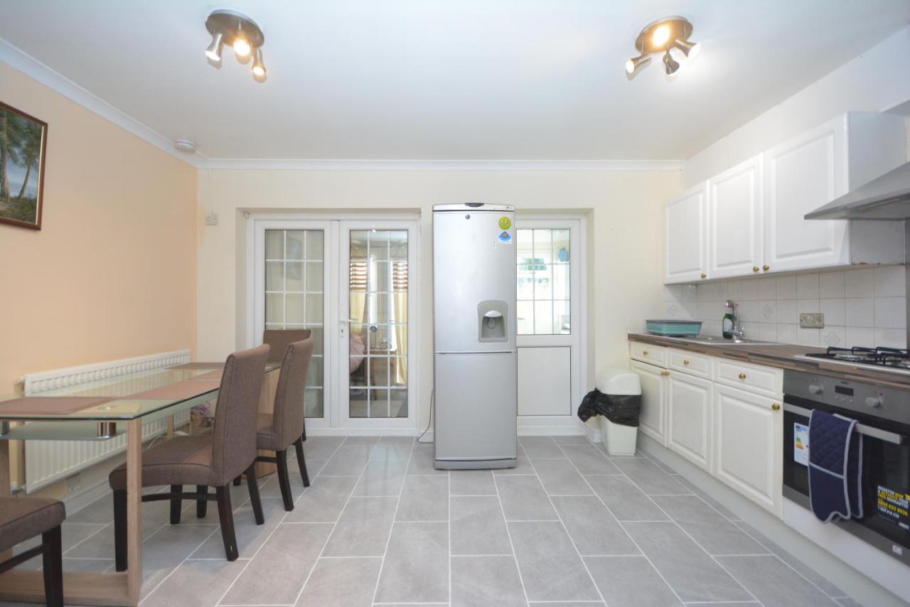 London Luxury 5 Bedroom House 2 Min Walk To The Tube Station Dagenham Extérieur photo