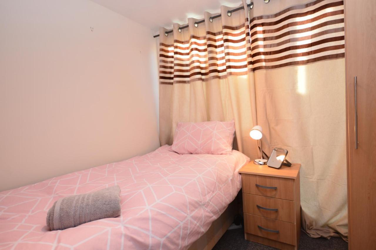 London Luxury 5 Bedroom House 2 Min Walk To The Tube Station Dagenham Extérieur photo