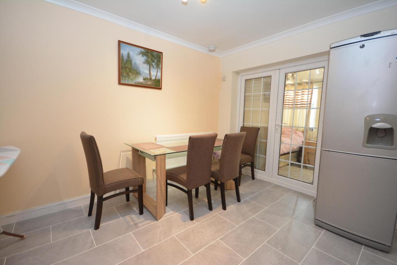 London Luxury 5 Bedroom House 2 Min Walk To The Tube Station Dagenham Extérieur photo