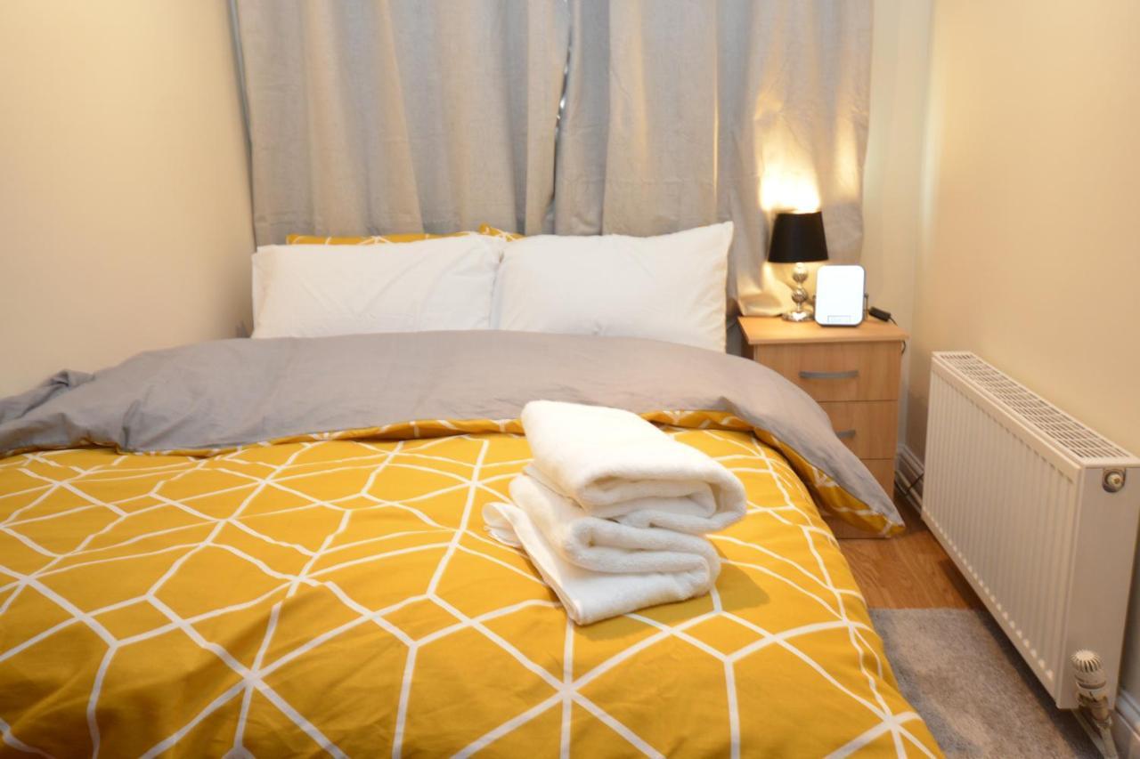 London Luxury 5 Bedroom House 2 Min Walk To The Tube Station Dagenham Extérieur photo