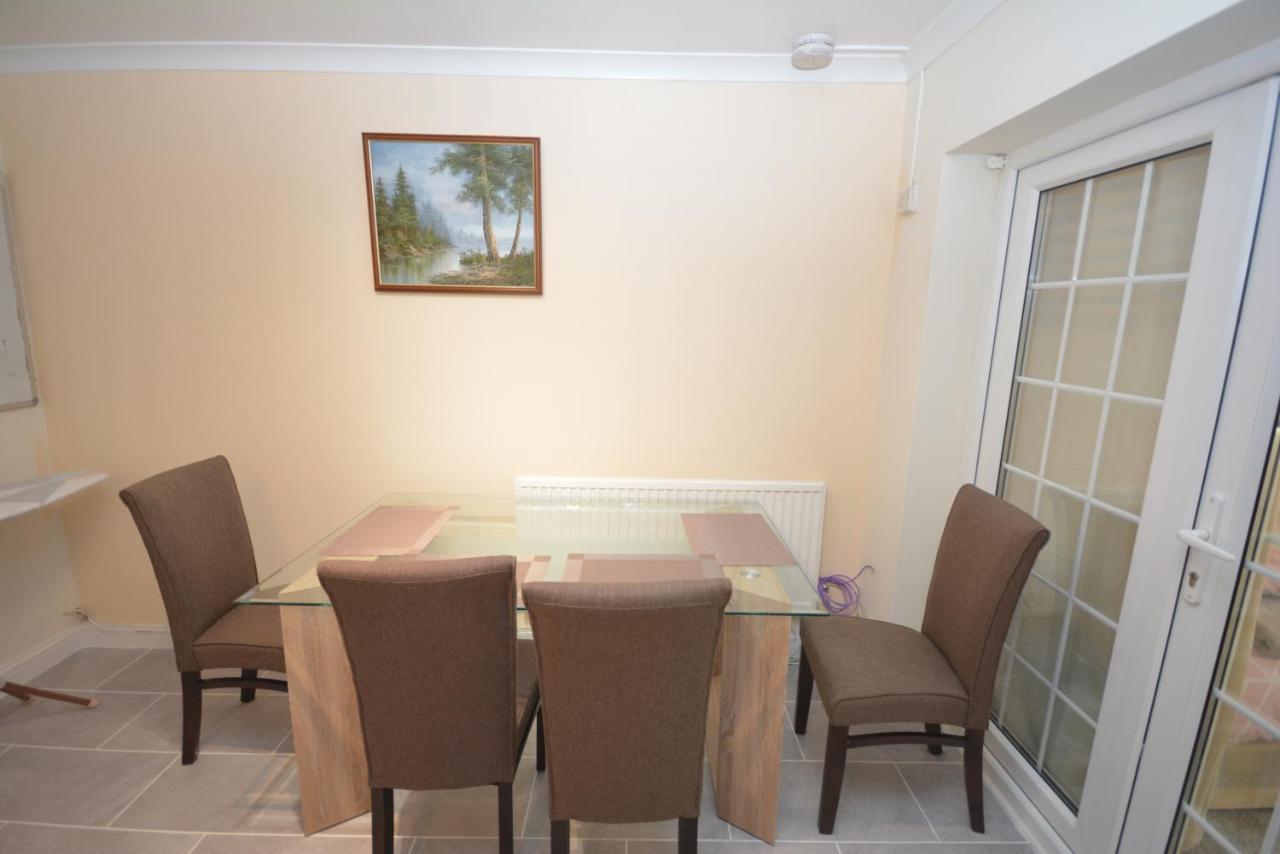 London Luxury 5 Bedroom House 2 Min Walk To The Tube Station Dagenham Extérieur photo