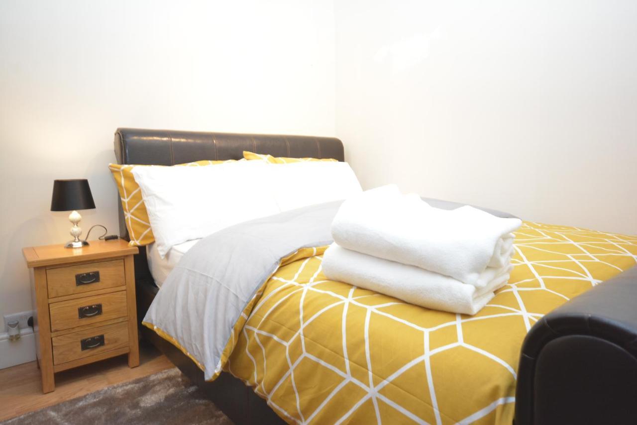 London Luxury 5 Bedroom House 2 Min Walk To The Tube Station Dagenham Extérieur photo