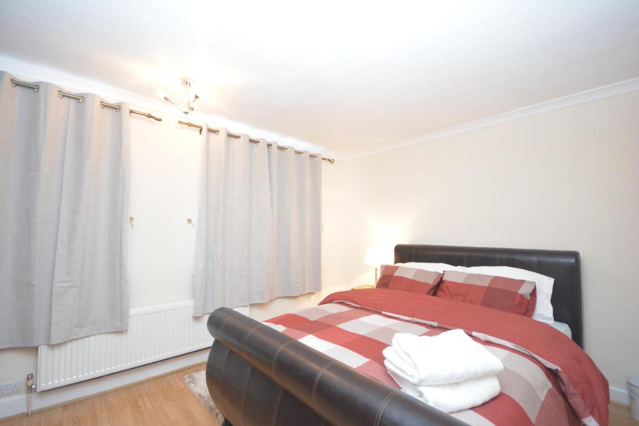 London Luxury 5 Bedroom House 2 Min Walk To The Tube Station Dagenham Extérieur photo