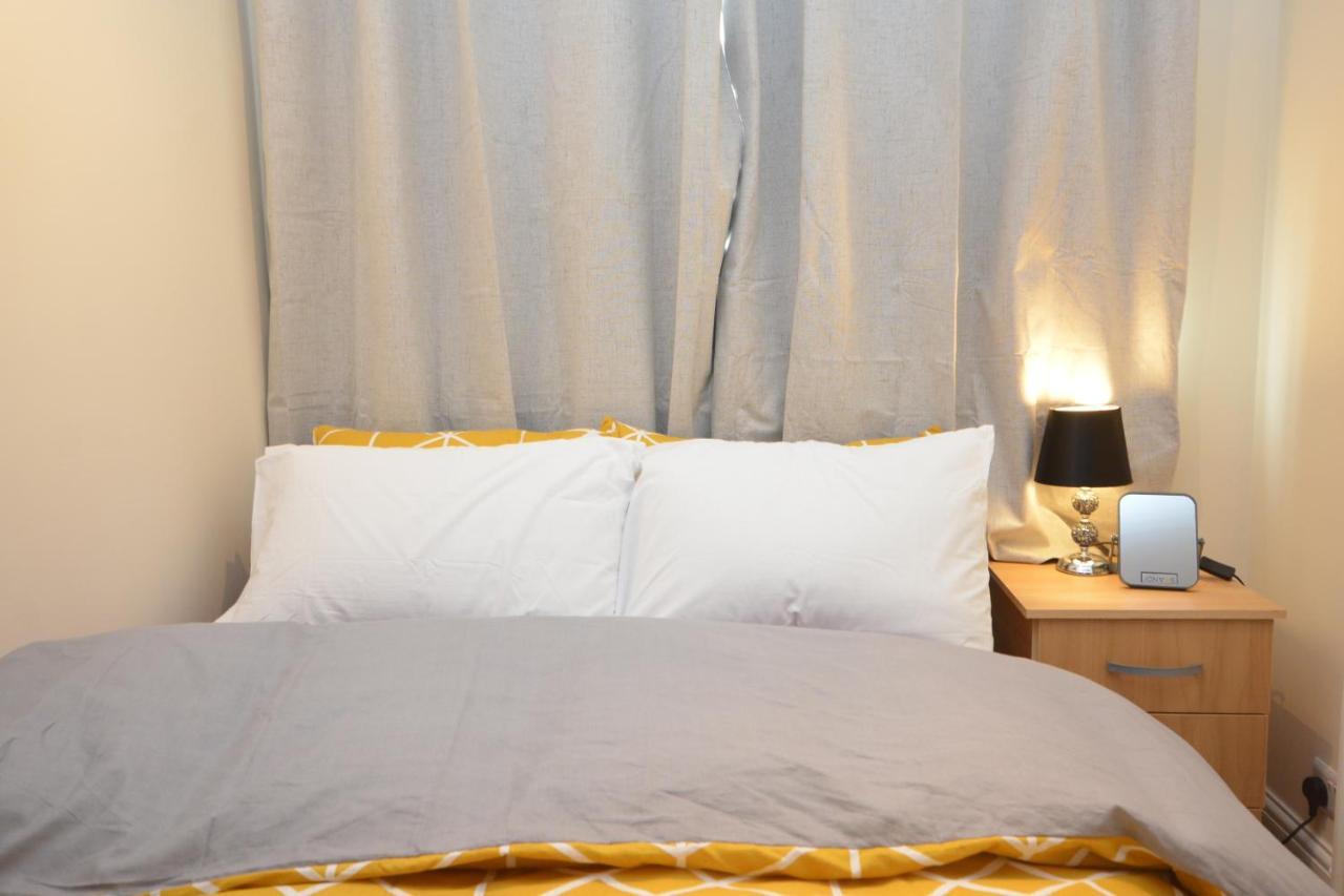 London Luxury 5 Bedroom House 2 Min Walk To The Tube Station Dagenham Extérieur photo
