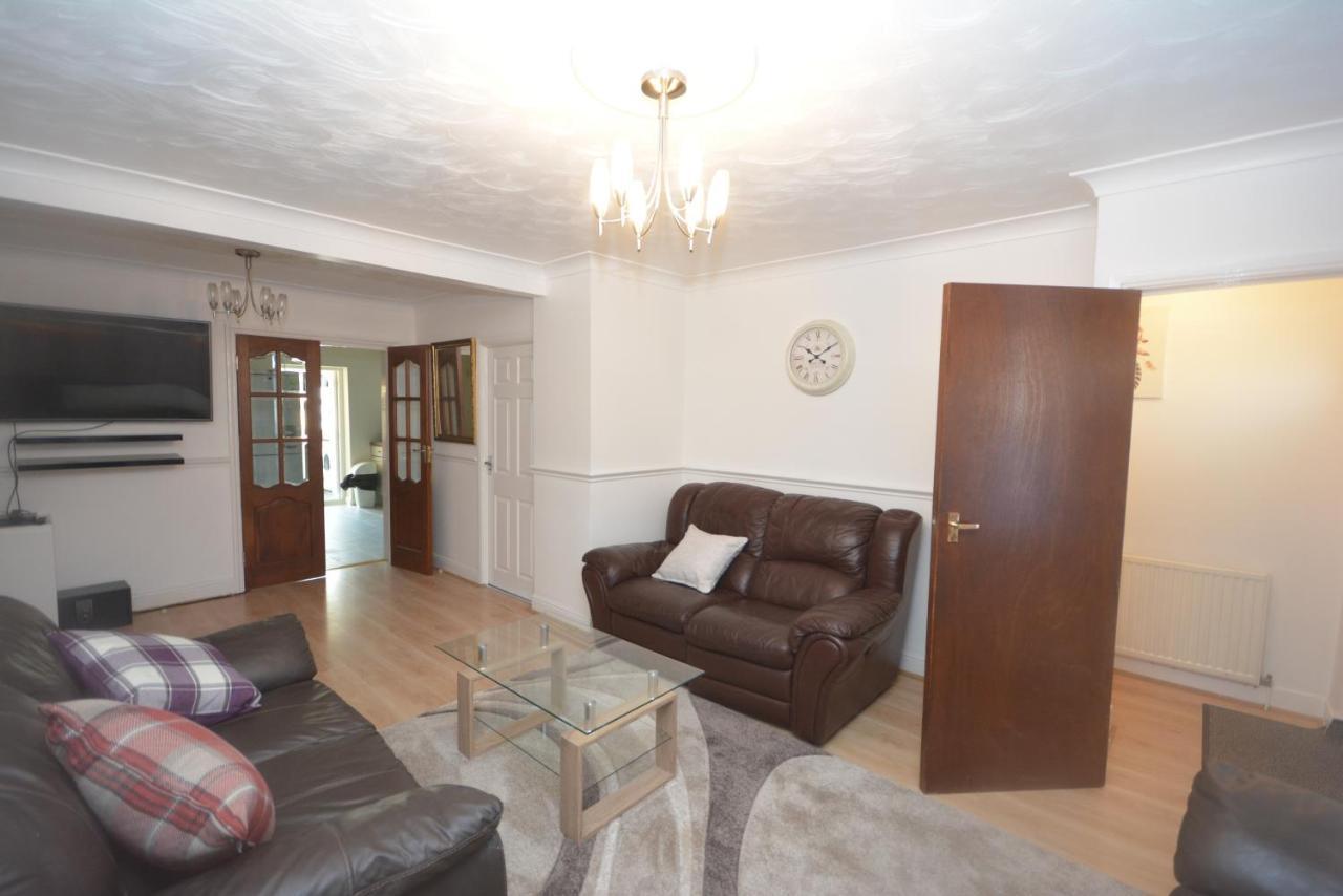 London Luxury 5 Bedroom House 2 Min Walk To The Tube Station Dagenham Extérieur photo