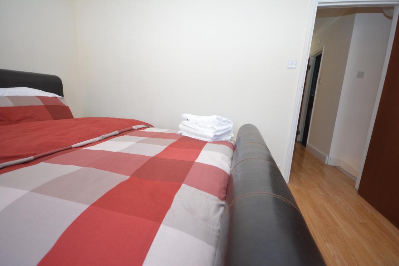 London Luxury 5 Bedroom House 2 Min Walk To The Tube Station Dagenham Extérieur photo