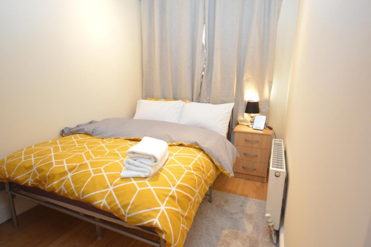 London Luxury 5 Bedroom House 2 Min Walk To The Tube Station Dagenham Extérieur photo