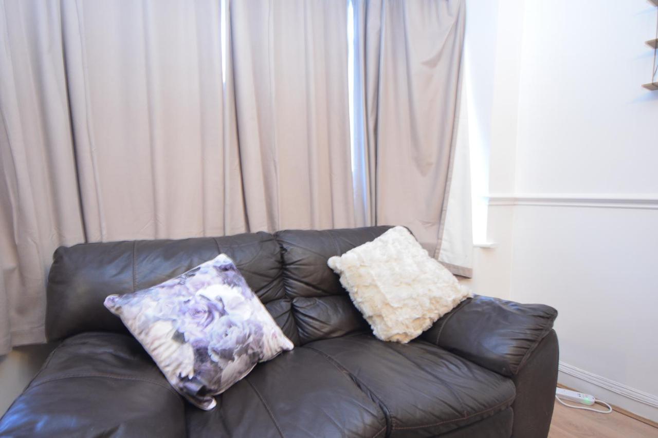 London Luxury 5 Bedroom House 2 Min Walk To The Tube Station Dagenham Extérieur photo