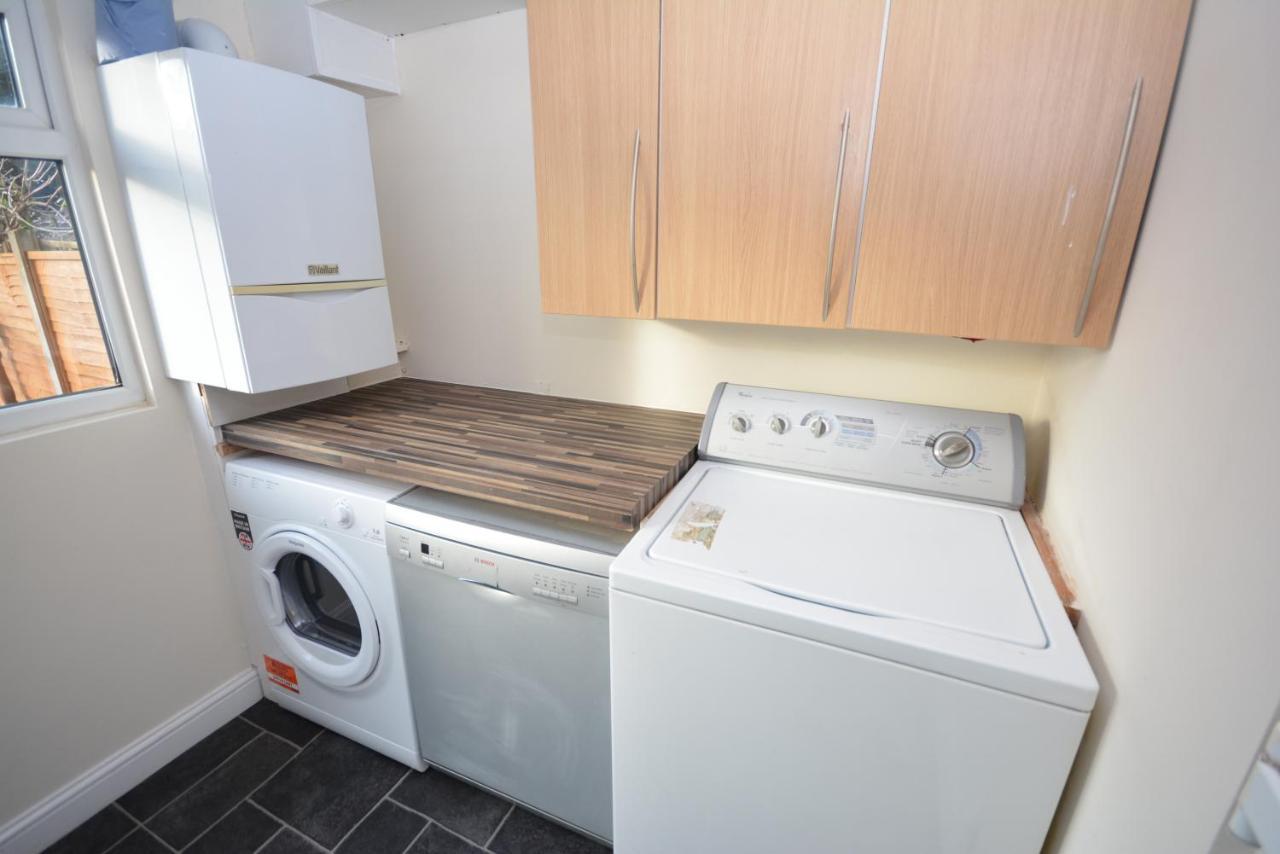 London Luxury 5 Bedroom House 2 Min Walk To The Tube Station Dagenham Extérieur photo