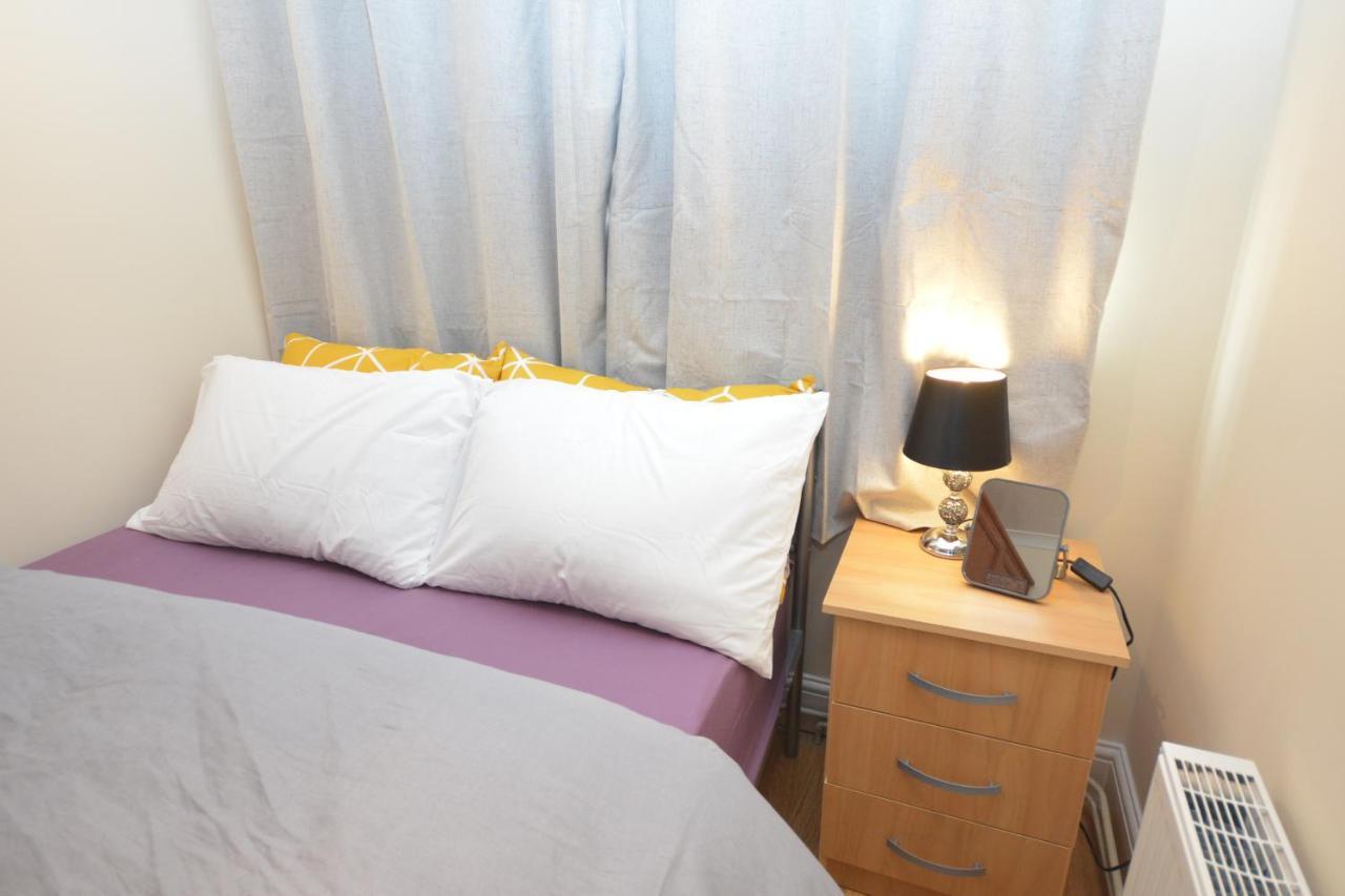 London Luxury 5 Bedroom House 2 Min Walk To The Tube Station Dagenham Extérieur photo