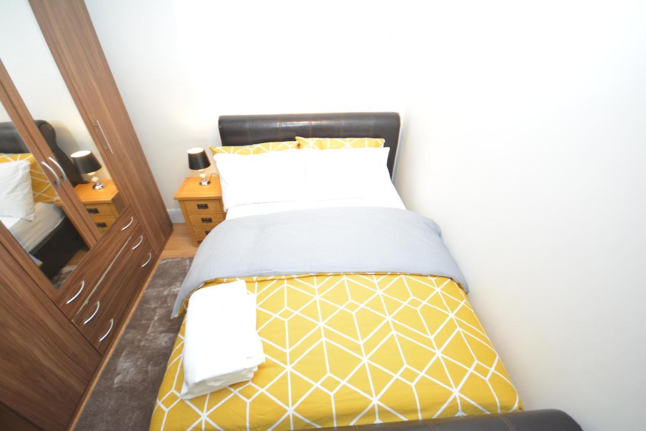 London Luxury 5 Bedroom House 2 Min Walk To The Tube Station Dagenham Extérieur photo