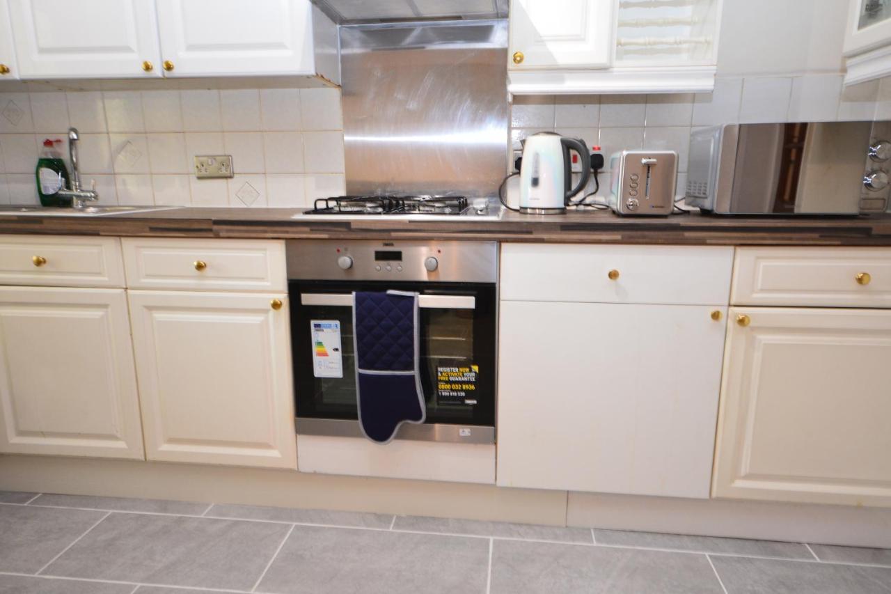 London Luxury 5 Bedroom House 2 Min Walk To The Tube Station Dagenham Extérieur photo